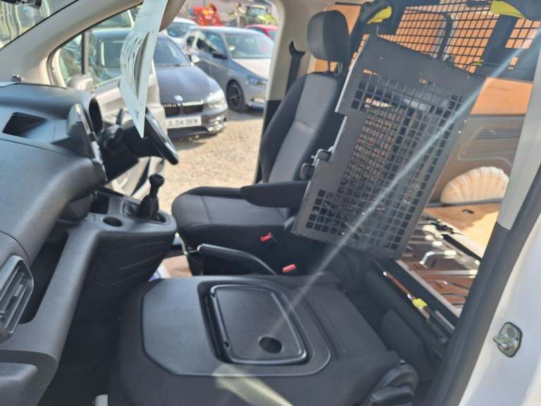 VAUXHALL COMBO 1.5 Turbo D 2300 Edition 5 seat crew combi van White Manual Diese