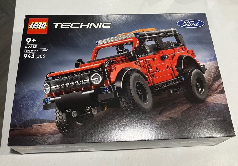 New Lego technic Ford Bronco SUV 4 x 4 off road 42213
