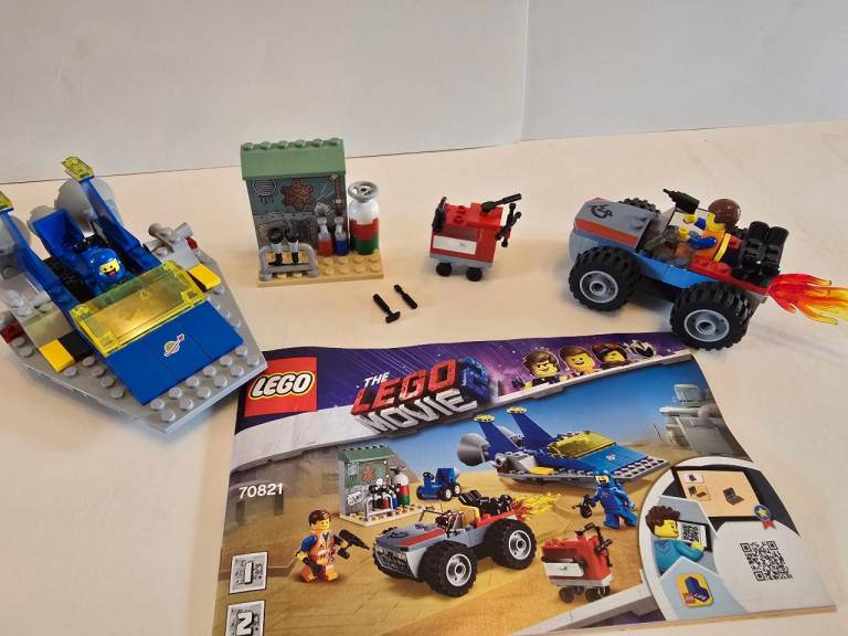 LEGO - Genuine - 70821  LEGO MOVIE 2 - Emmet and Benny's 'Build and Fix' Workshop!