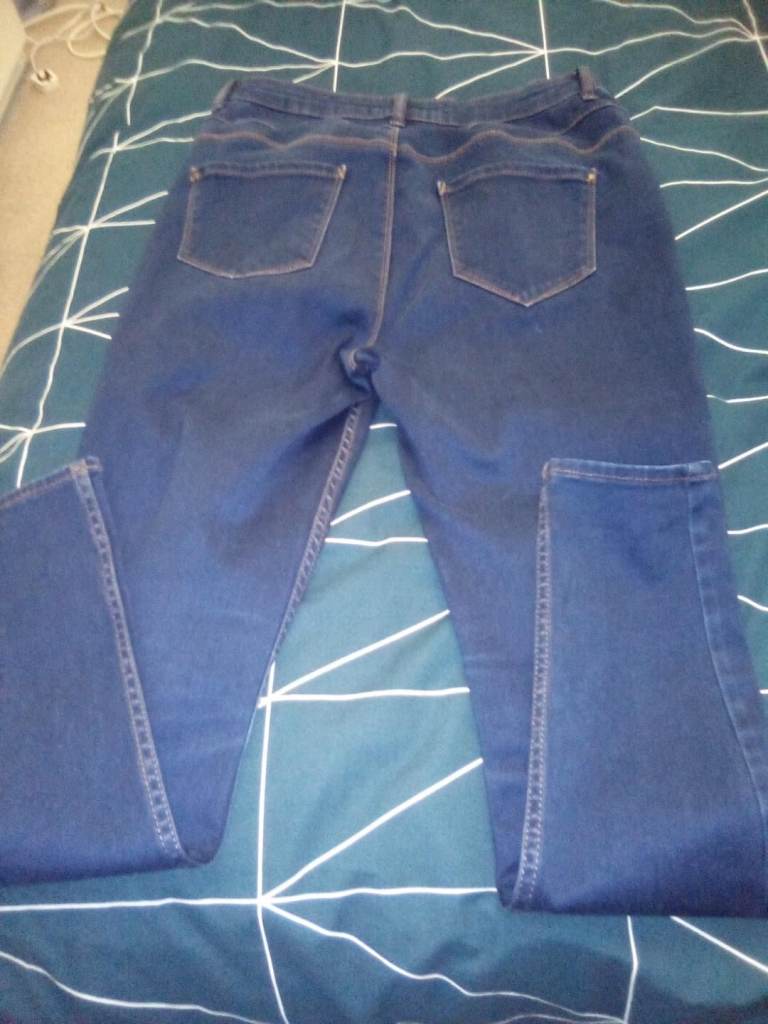 Ladies Jeans : Buttons down front to close