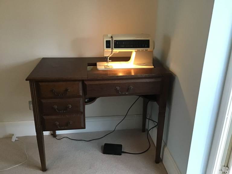 Singer Futura 2010 Electrical Treadle Sewing Machine