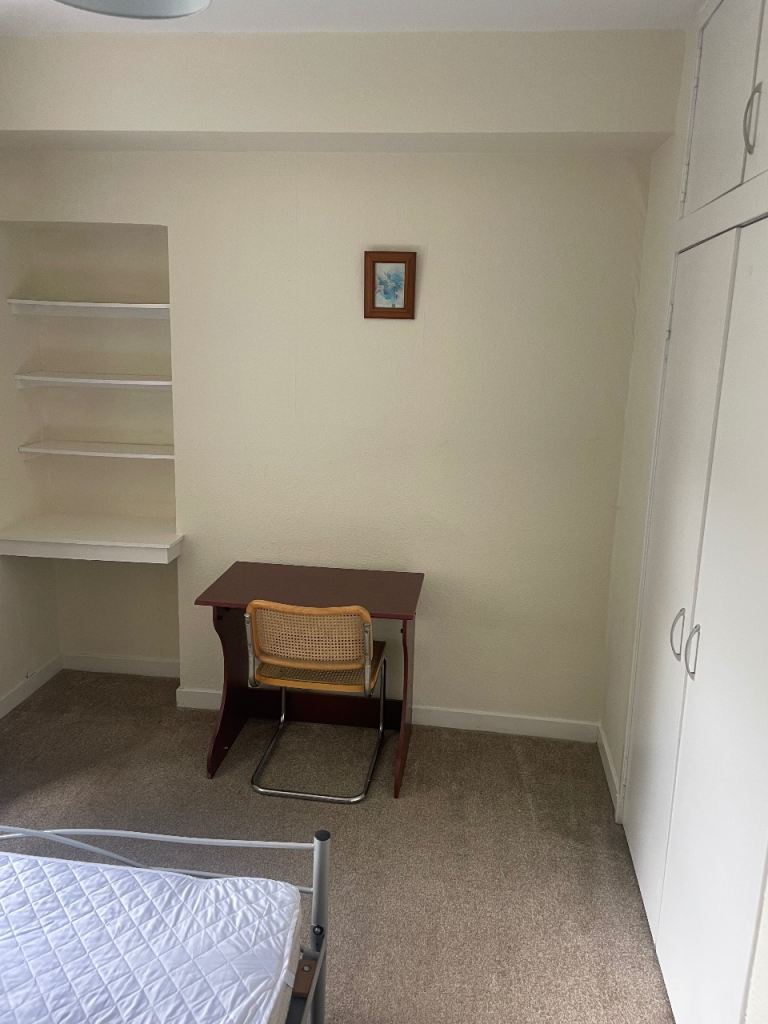 2 bed flat for rent close to university. AB24
