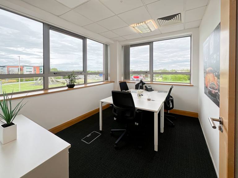 Leicester - LE19 1SY \ Office Space for Rent - 1 Desk Available
