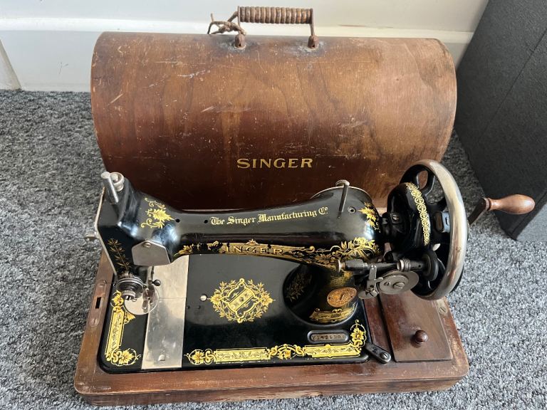 1923 Singer 28K Hand Crank Sewing Machine with Bentwood Case and accessories