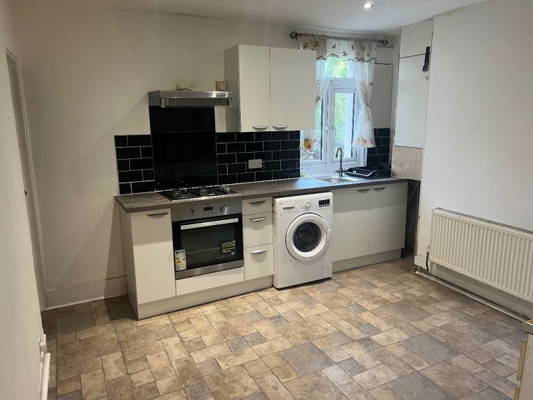 FURNISHED DOUBLE ROOM*GRAVESEND TOWN CENTRE*