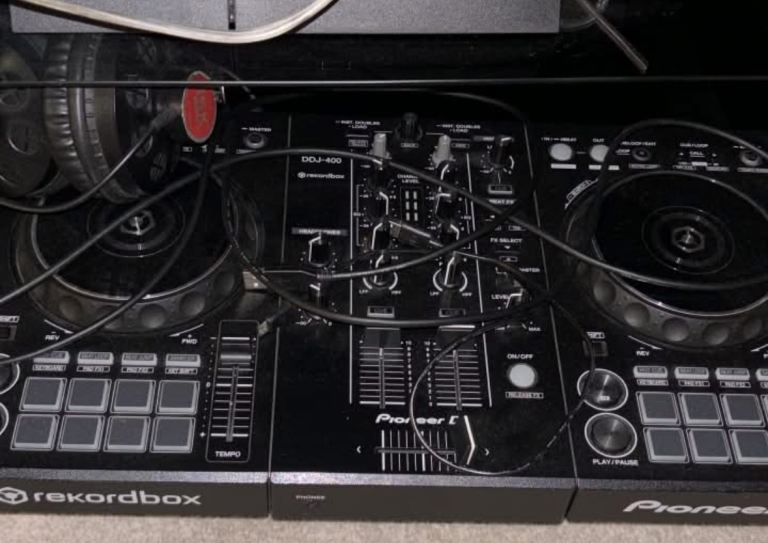 DDJ 400 with headphones