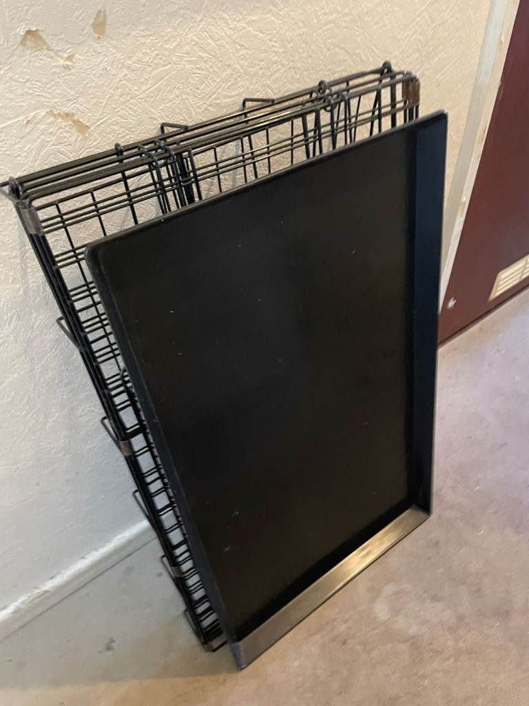 Good condition quick released dog cage 
