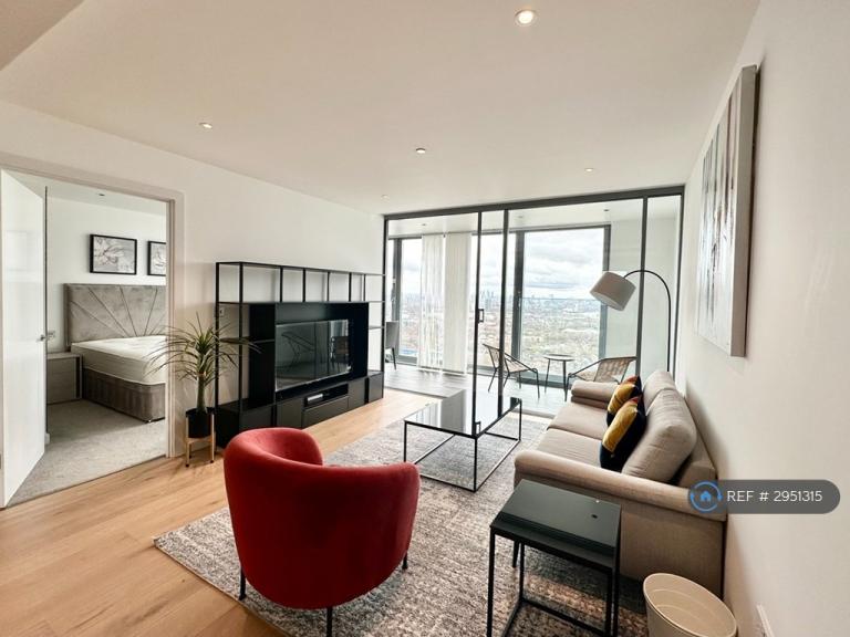1 bedroom flat in Landmark Pinnacle, London, E14 (1 bed) (#2951315)