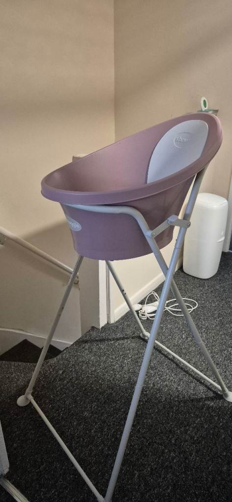 Shnuggle newborn bath tub and stand