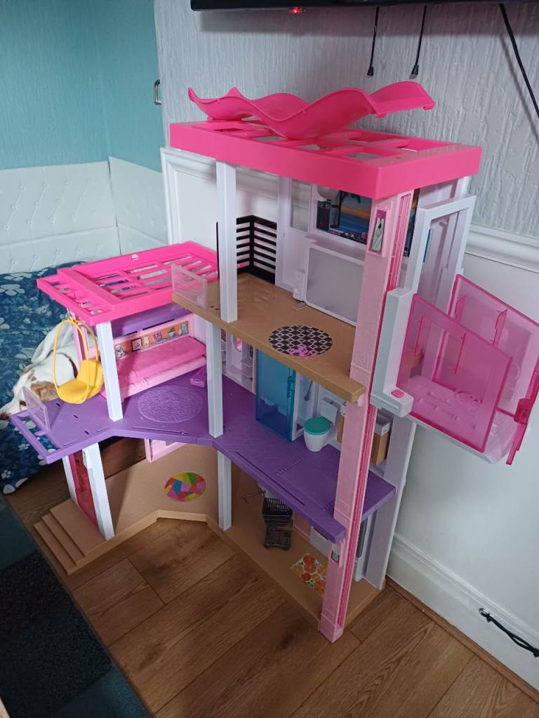 Large Pink & White barbie dream house– Good Condition