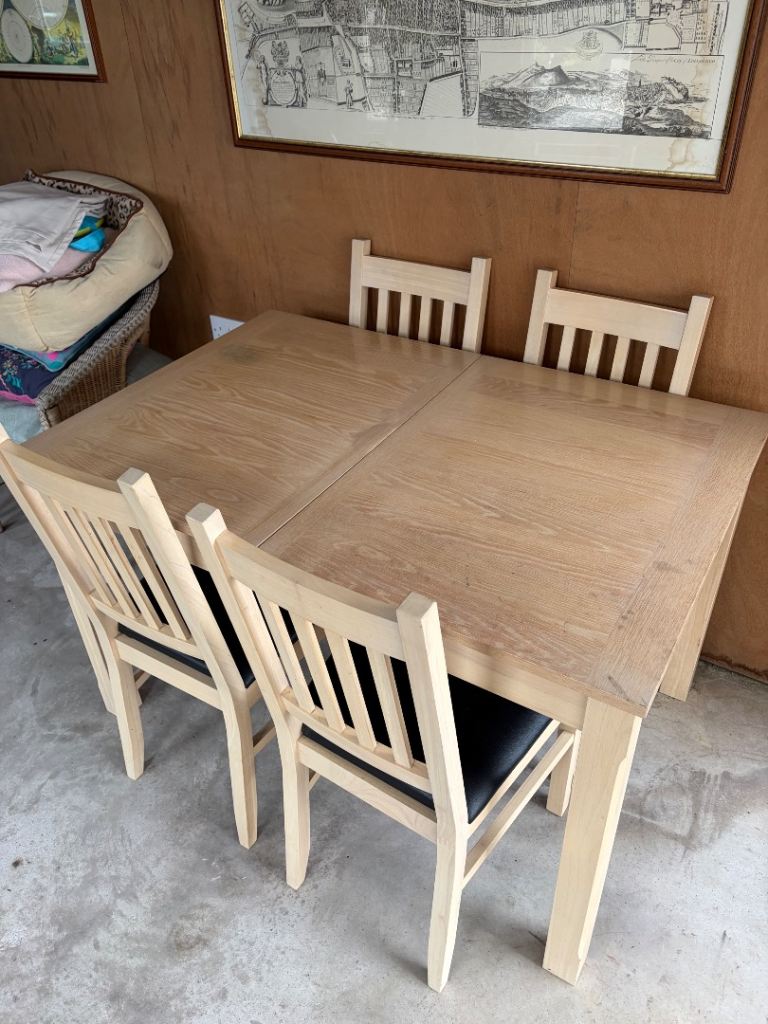 Expandable dining table with chairs(Free) 