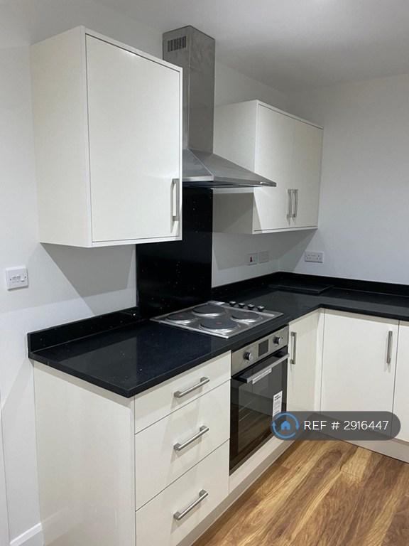 1 bedroom flat in Canberra Road, London, W13 (1 bed) (#2916447)
