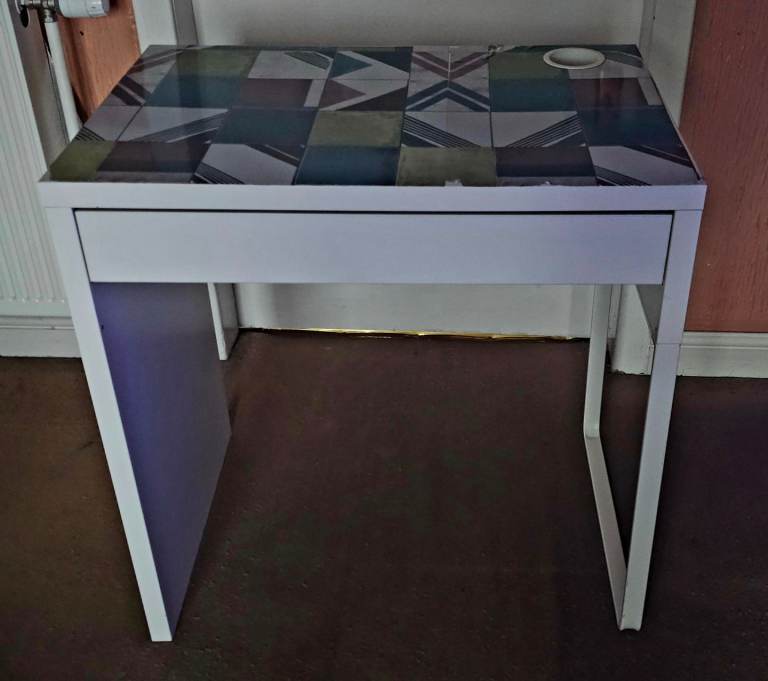 Childs desk with large drawer