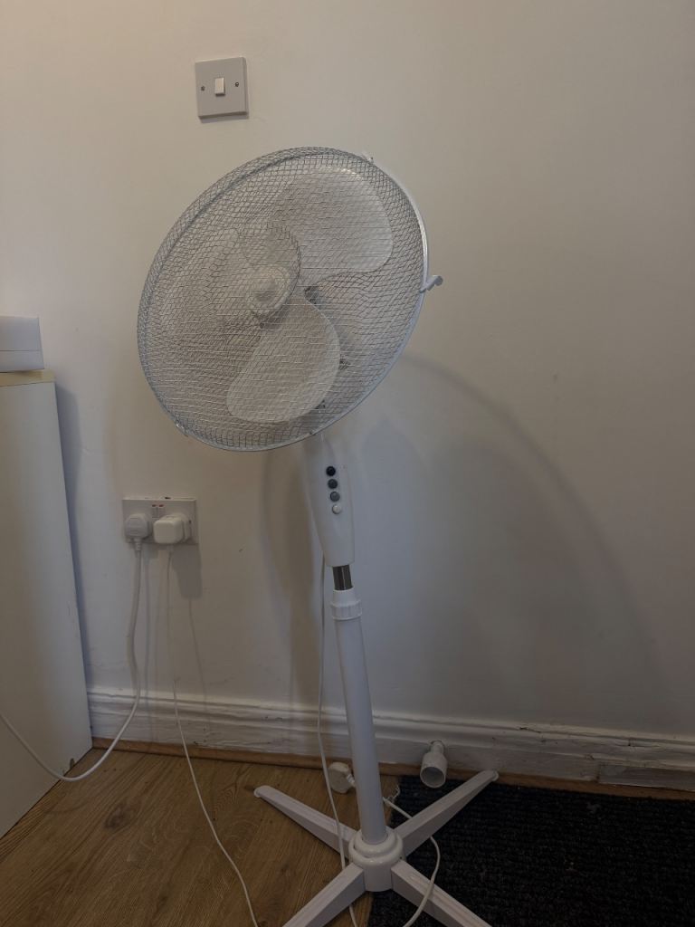 Fan for sale in leeds… runs perfectly fine.. can deliver in leeds for additional £5