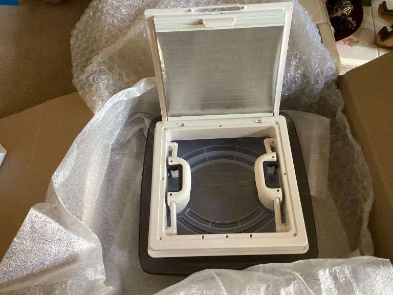 image for Motor home MPK 290 vision vent S rooflight with clear dome & blind NEW