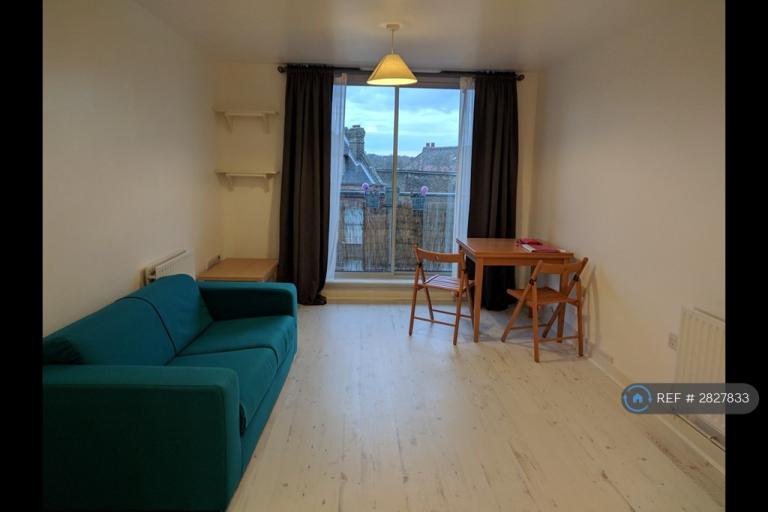 1 bedroom flat in Cooperative House, London, SE15 (1 bed) (#2827833)
