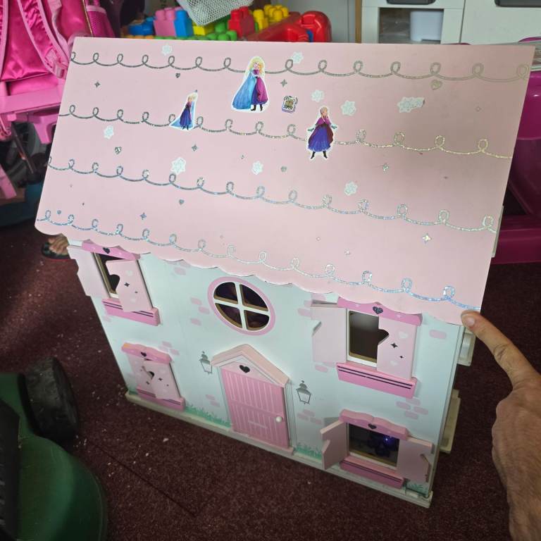 Doll house for free - need a little fix