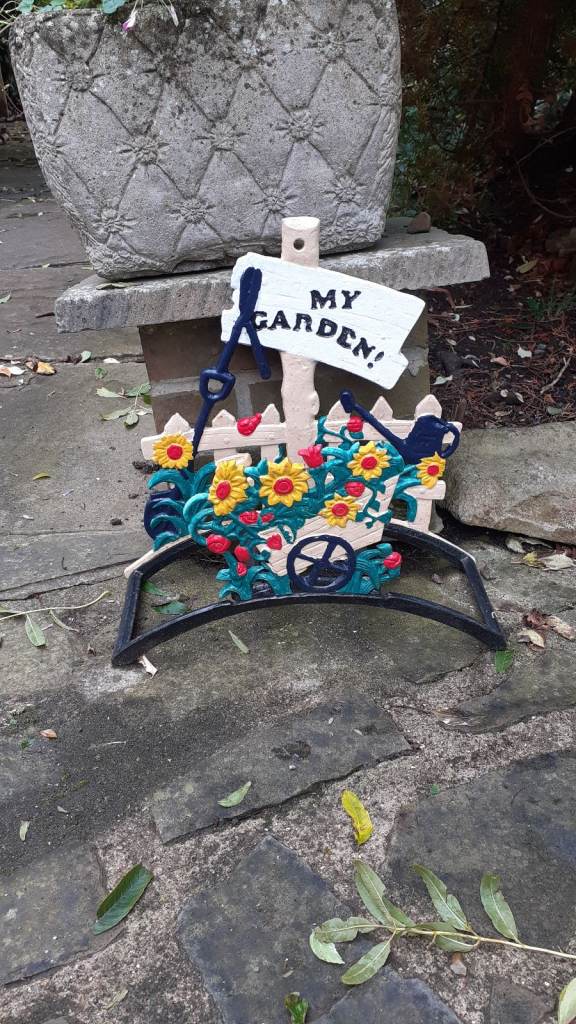 Vintage boot scrapper / hosepipe holder with lots of detail £18 ono