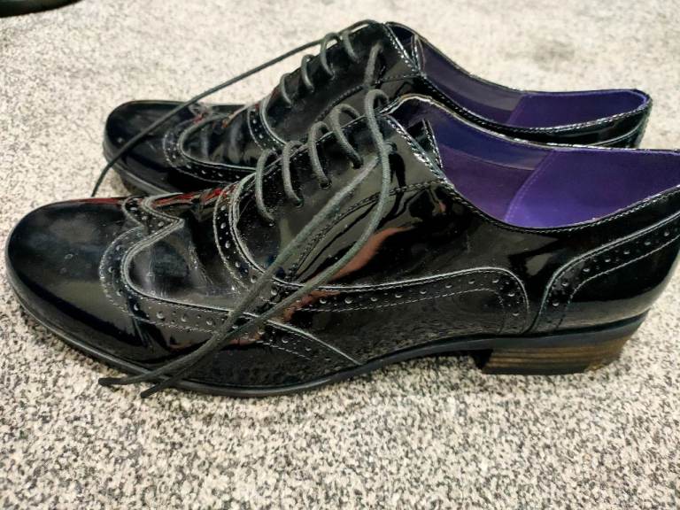 Women's size 9 Clarks Black Patent Leather Brogues – Good Condition