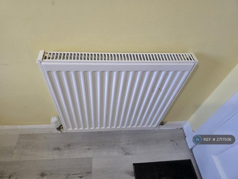 2 bedroom flat in Richmond Place, Edinburgh, EH8 (2 bed) (#2717506)