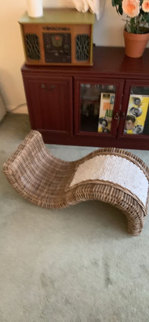 Scratching lounger -Rattan “wave”