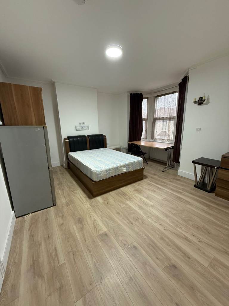 BEAUTIFUL LARGE DOUBLE ROOM FOR RENT IN HOUNSLOW CENTRAL