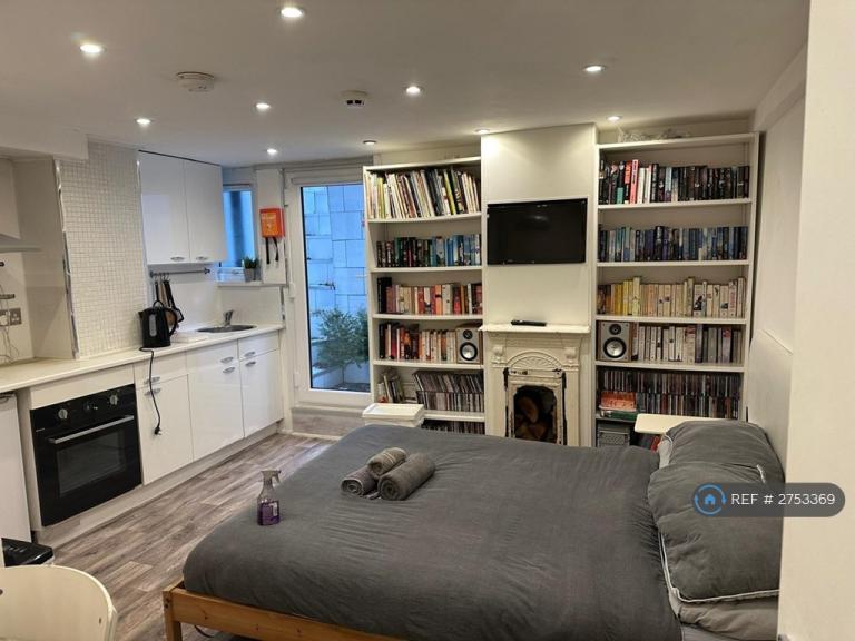 Studio flat in Cross Green Lane, Leeds, LS9 (#2753369)