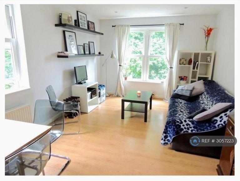 2 bedroom flat in Clapham Common South Side, London, SW4 (2 bed) (#3057223)