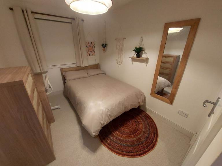 Room (incl private bathroom) to rent in West Fairbrae