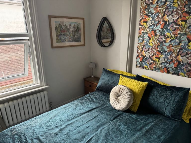 Double room to rent in family home 