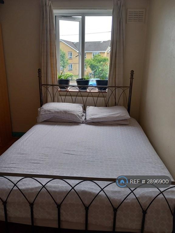 1 bedroom in Clayton Road, Chessington, KT9 (#2896900)