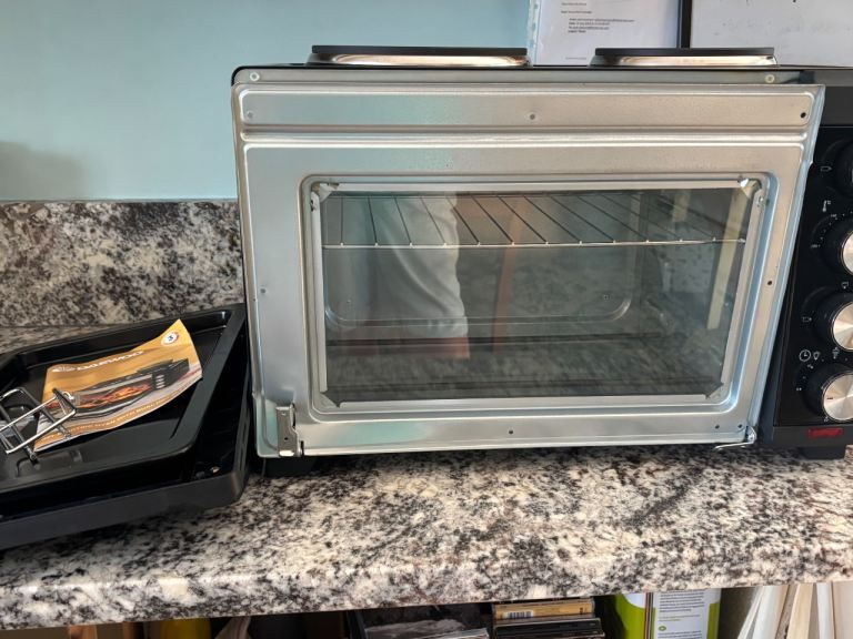 Mini roasting oven, two plates on top