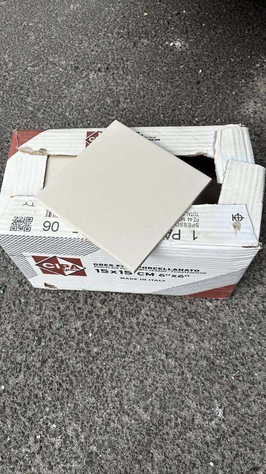 120 x Cava Victorian Bone White Floor Tiles (150mm x 150mm) Would cover approx 2.5sqm.