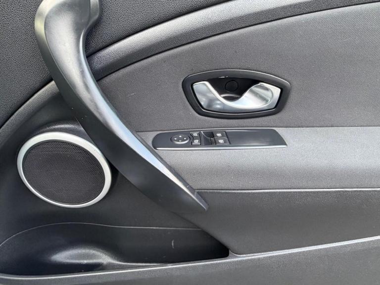 2011 Renault Megane 1.6 16V Dynamique TomTom Euro 5 3dr COUPE Petrol Manual