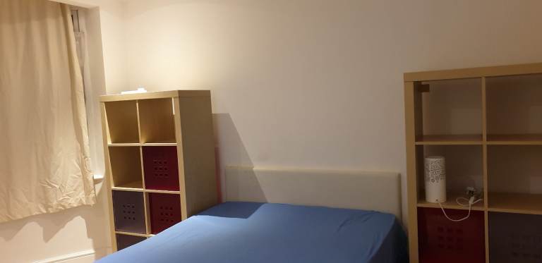 Large, clean double bedroom in a familly house
