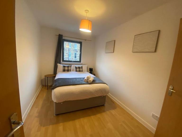 TWO BEDROOM LEITH FLAT Private Park