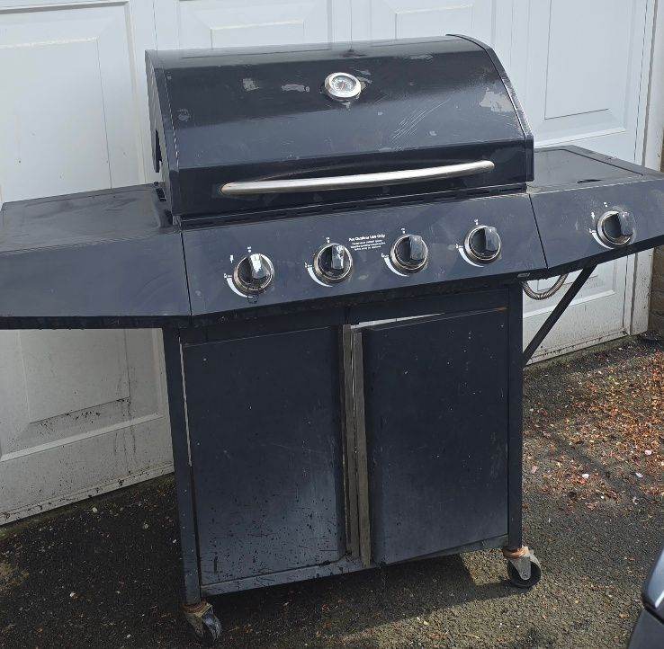 LARGE OUTDOOR GAS BBQ - PERFECT FOR SUMMER