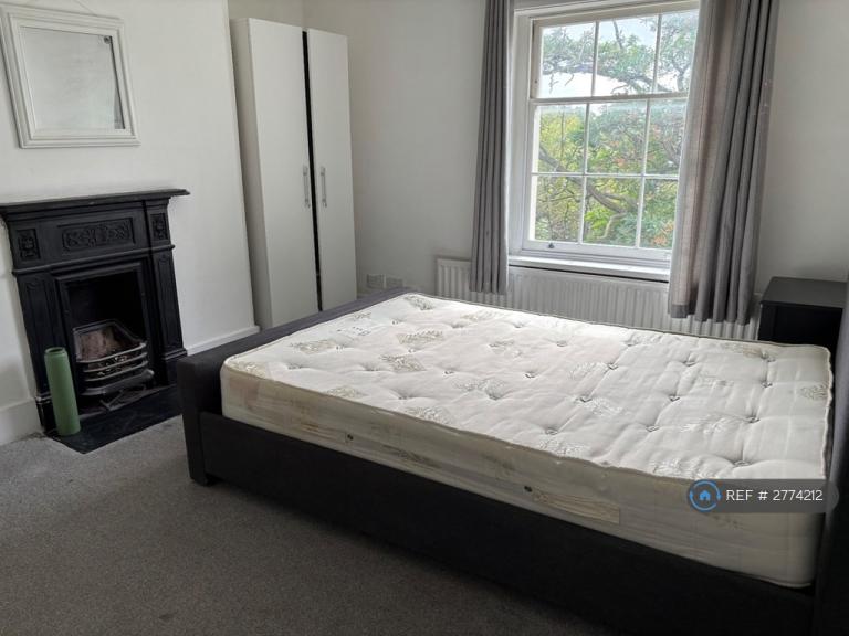 2 bedroom flat in Shooters Hill Road, London, SE3 (2 bed) (#2774212)