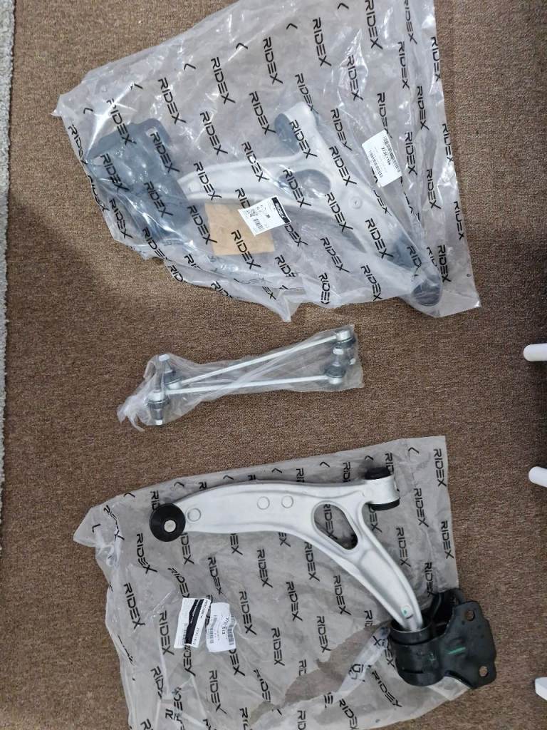 Ford C Max. Lower suspension arms and droplinks.