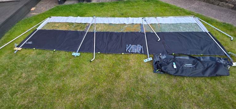 Dometic Pro Windbreak 3 – Good Condition with Poles & Pegs