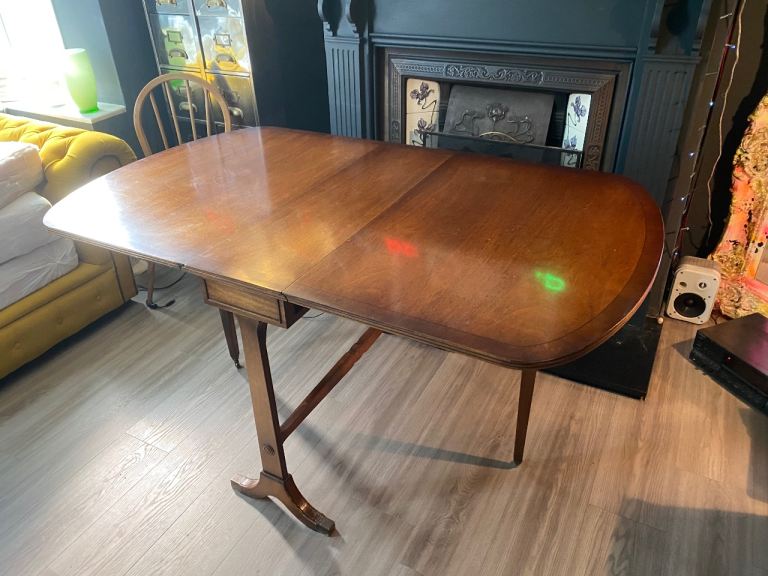 A VINTAGE/ANTIQUE REPRODUCTION MAHOGANY 4/6 SEATER DROP LEAF DINING TABLE ,& X 6 CHAIRS ,DELIVERY