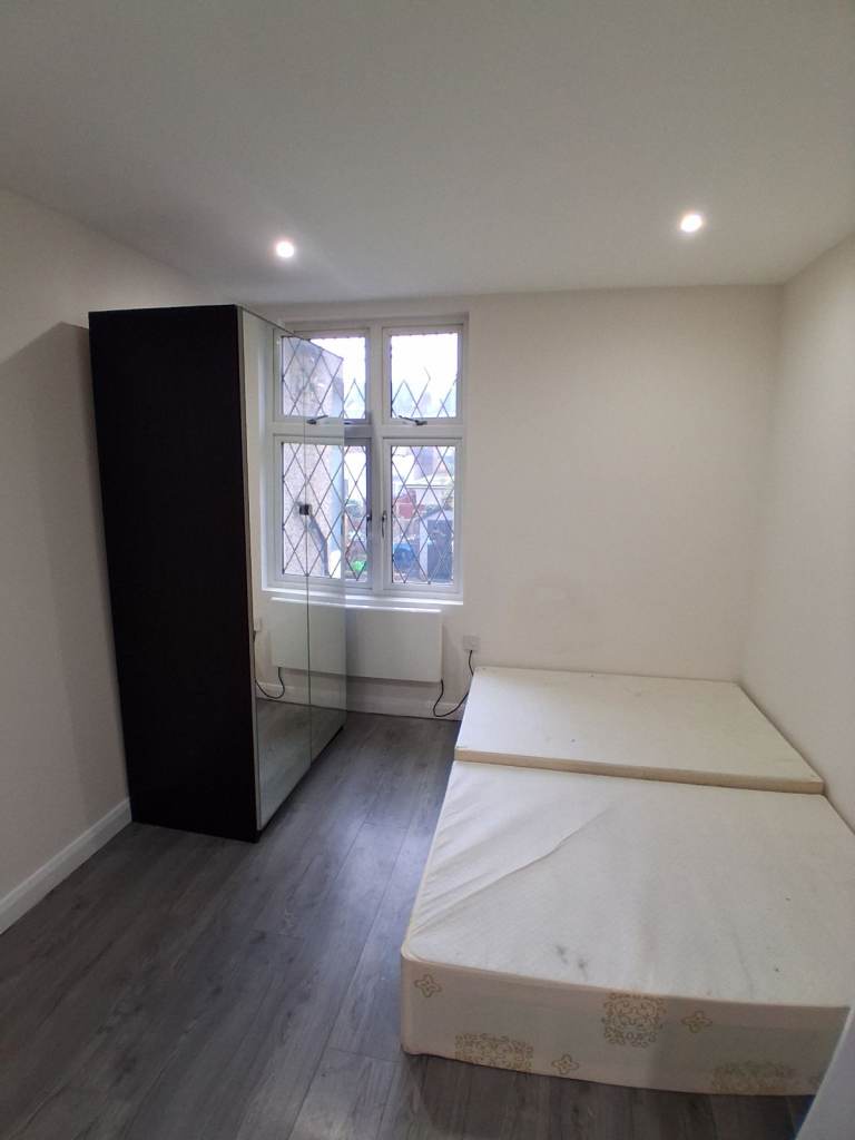 Fully self contained studio in N22!