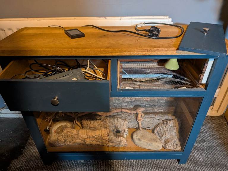 Vivarium with accessories 