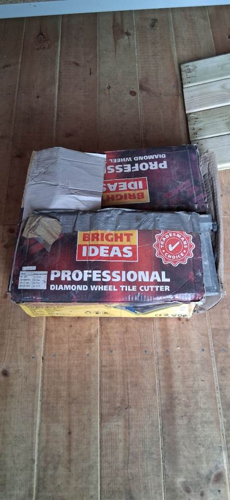 Electric tile cutter 