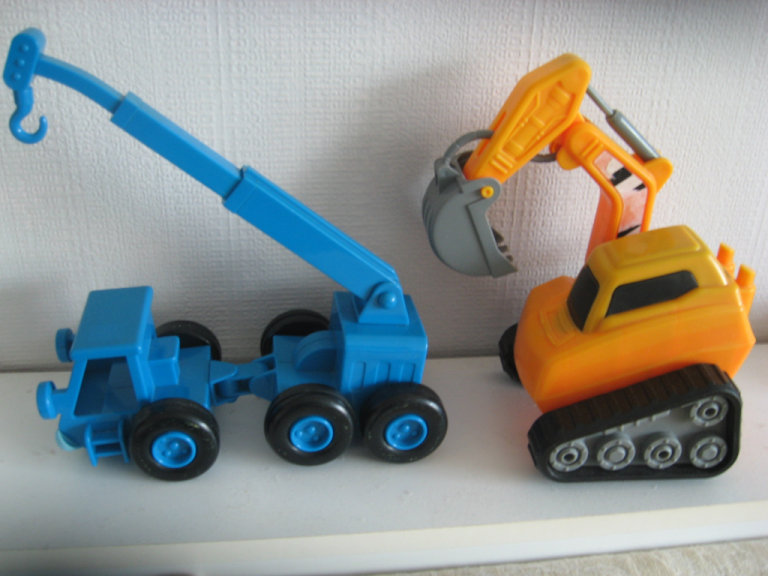2 boys toy construction  vehicles working digger and crane BH5 £1
