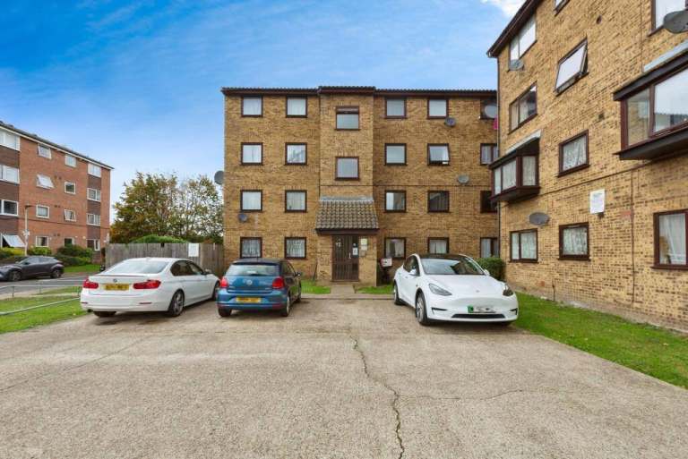 Modern 2-bedroom flat for sale offering comfort and convenience at Gurney close Barking