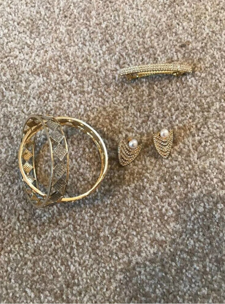 Jewellery set: two bracelets, earrings and hair accessory