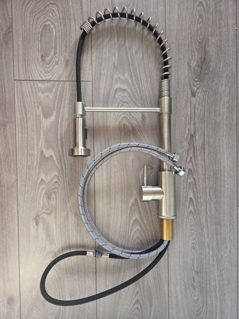 Modern Kitchen Tap Mixer with Pull-Out Spray – Good Condition