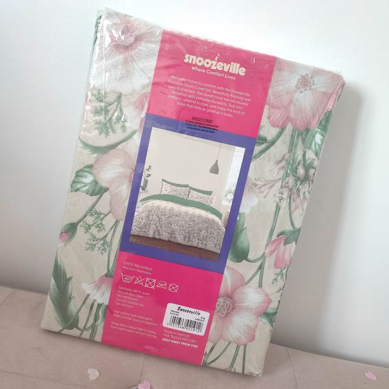 Snoozeville king size duvet cover set.