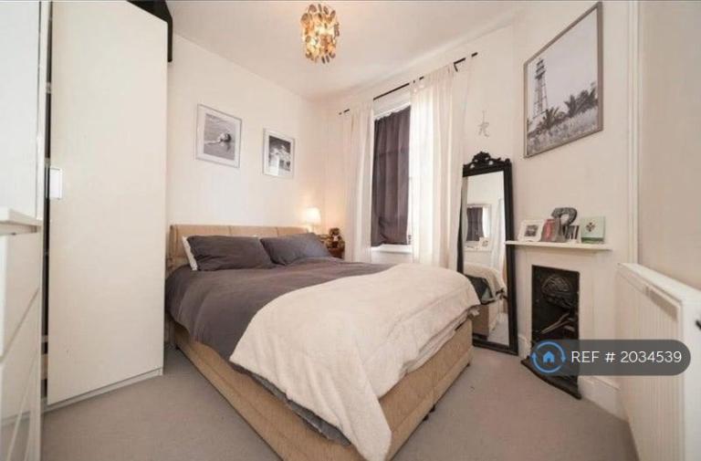 1 bedroom in Brenda Road, London, SW17 (#2034539)